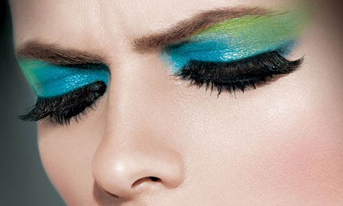 Maquiagem colorida: saiba as cores que combinam com cada tom de pele