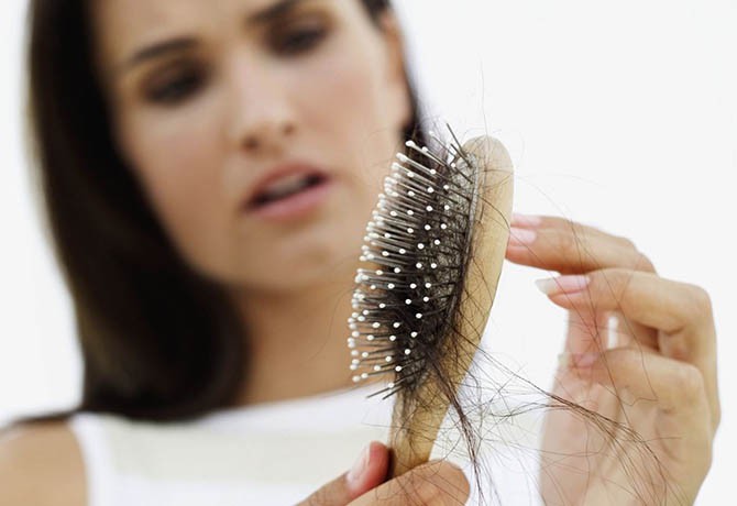 Profissional revela 10 dicas para reduzir a queda de cabelo