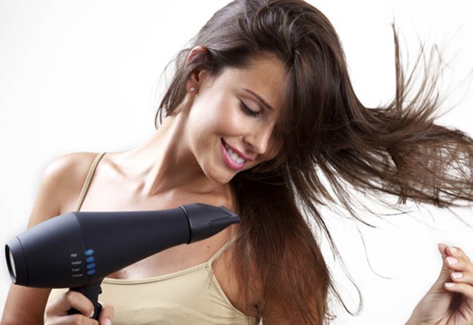 Como usar o secador de cabelos sem danificar os fios?