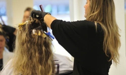 Mercado aquecido leva à profissionalização de cabeleireiros