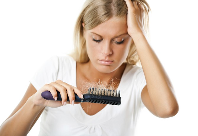 Calvície feminina confira 11 mitos e verdades sobre a queda de cabelos